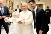 El Papa León XIV recibe peluches del Dr. Simi en el Vaticano