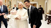 El Papa León XIV recibe peluches del Dr. Simi en el Vaticano