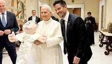 El Papa León XIV recibe peluches del Dr. Simi en el Vaticano
