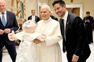 El Papa León XIV recibe peluches del Dr. Simi en el Vaticano