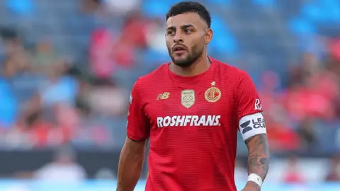 ¿Cuñada o esposa? El polémico video en el Cruz Azul vs Toluca que señalan a Alexis Vega