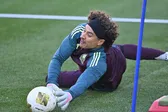 Descensos y altibajos: la extensa carrera de Guillermo Ochoa en Europa