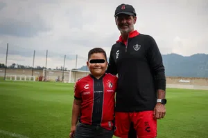 ¡Los sueños se cumplen! Atlas encuentra al pequeño niño que lloró en el partido ante América