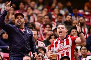 "Gago, Gago, chin… a tu...", el cántico de la afición de Chivas para su exentrenador