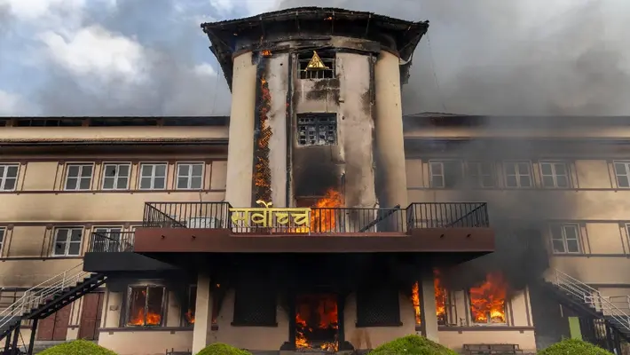 Nepal arde: matan a esposa de exprimer ministro en protestas por cierre de redes sociales