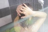 Riesgos y beneficios de bañarse con agua caliente, según la UNAM