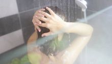 Riesgos y beneficios de bañarse con agua caliente, según la UNAM
