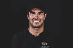 ¡Se acerca el debut! Checo Pérez ya visitó la fábrica de Cadillac