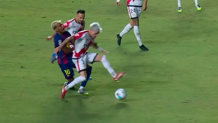 ¡Polémico juego con VAR inservible! Árbitro marca penal sobre Lamine Yamal en Vallecas