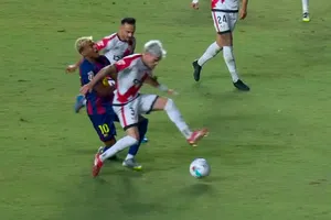 ¡Polémico juego con VAR inservible! Árbitro marca penal sobre Lamine Yamal en Vallecas