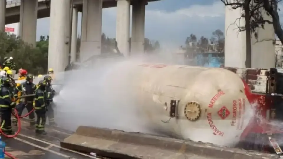 Límite de velocidad y otras restricciones a pipas de gas tras explosión en Iztapalapa