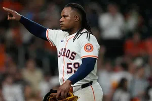 Framber Valdez se disculpa con el mexicano César Salazar tras golpearlo con un pitcheo