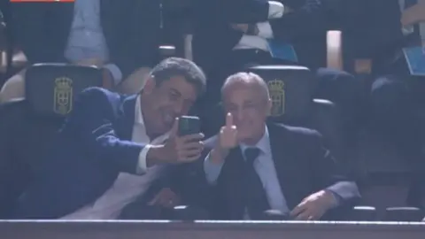 Arturo Elías Ayub aprovechó y se tomó una selfie con Florentino Pérez en la vuelta del Real Oviedo