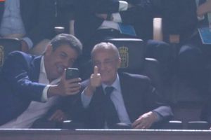 Arturo Elías Ayub aprovechó y se tomó una selfie con Florentino Pérez en la vuelta del Real Oviedo