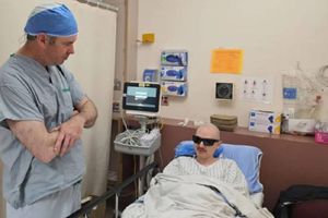 ¿Qué? Hombre recupera la vista tras implante de su propio diente en el ojo