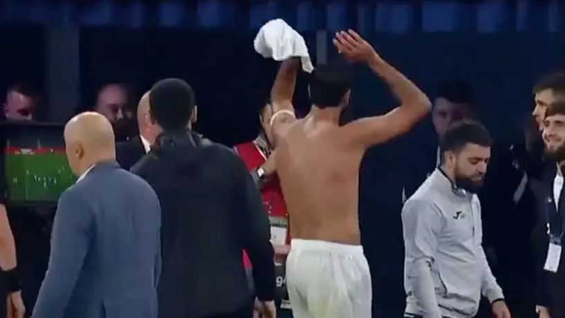 Insólito en la Copa Rusia: jugador fue expulsado, regaló su camiseta y tuvo que pedirla de vuelta por el VAR