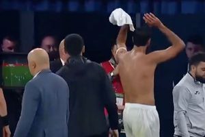 Insólito en la Copa Rusia: jugador fue expulsado, regaló su camiseta y tuvo que pedirla de vuelta por el VAR