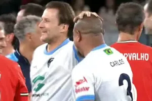 Emotivo saludo entre leyendas del Real Madrid en el Legends Charity Game