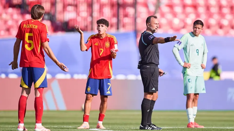 México causa polémica con la tarjeta verde en el Mundial Sub-20 ante España
