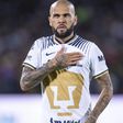 Dani Alves posa con playera de Pumas y enciende las redes sociales