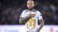 Dani Alves posa con playera de Pumas y enciende las redes sociales