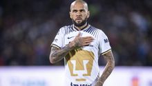 Dani Alves posa con playera de Pumas y enciende las redes sociales