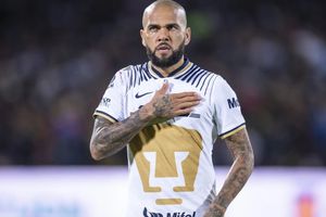 Dani Alves posa con playera de Pumas y enciende las redes sociales