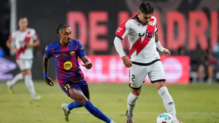 Caos en Vallecas: el Rayo-Barcelona comenzó sin VAR y con problemas en el banquillo culé