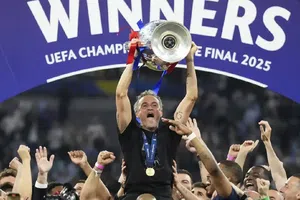 Luis Enrique sufre accidente y será operado de emergencia