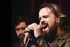 Noam convierte su oscuridad en blues: lanza su primer sencillo con el cobijo de Noel Schajris