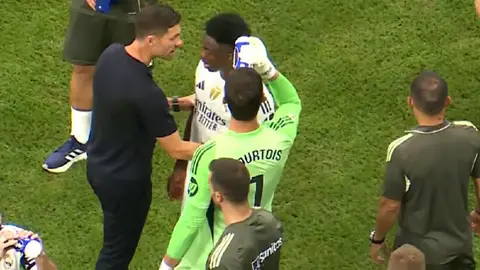 ¡Explotó! Vinicius se molestó tras salir de cambio en la victoria del Real Madrid