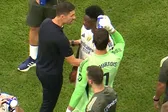 ¡Explotó! Vinicius se molestó tras salir de cambio en la victoria del Real Madrid