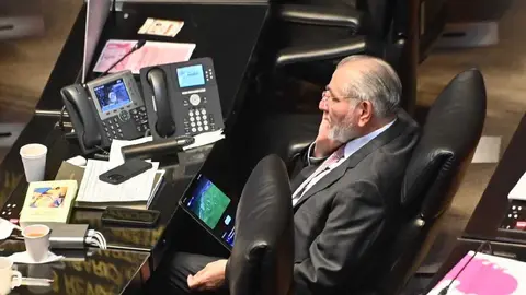 Adán Augusto López es captado viendo la Champions League en plena sesión del Senado