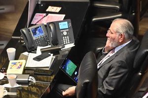 Adán Augusto López es captado viendo la Champions League en plena sesión del Senado
