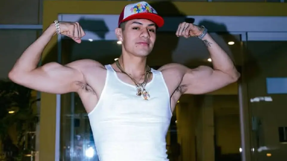 Muere joven dentro de camioneta de “El Bogueto” durante fiesta con el papá del reggaetonero