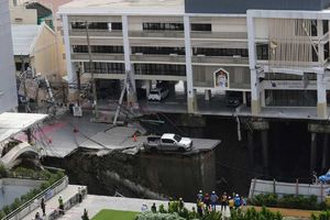 VIDEO: En Bangkok se abre socavón de 50 metros de profundidad y se traga todo a su paso