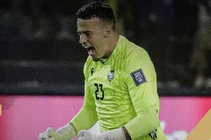 Surinam sorprende a El Salvador y toma la cima del Grupo A en Eliminatorias Concacaf