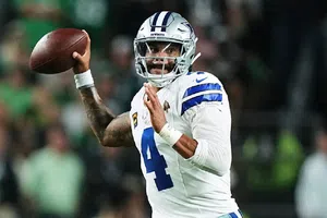 Se revela video de Dak Prescott escupiendo antes del incidente con Jalen Carter