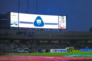 Pumas vs Chivas sufre retraso tras fuertes lluvias en Ciudad Universitaria