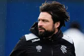 Extécnico del Rangers es acorralado alrededor de su auto tras empate en Escocia