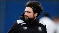 Extécnico del Rangers es acorralado alrededor de su auto tras empate en Escocia