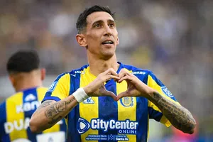 ¡Estás loco, 'Fideo'! Ángel Di María marca gol olímpico ante Boca Juniors