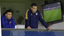 ¿Festejo o regaño? La llamada de Riquelme a Cavani en plena cancha de Boca Juniors