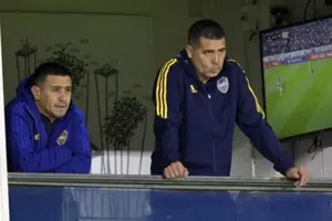 ¿Festejo o regaño? La llamada de Riquelme a Cavani en plena cancha de Boca Juniors