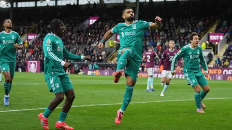 Liverpool mantiene el paso perfecto con victoria apretada sobre Burnley