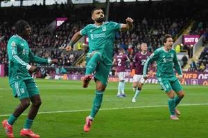 Liverpool mantiene el paso perfecto con victoria apretada sobre Burnley