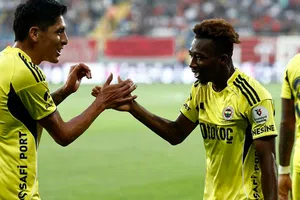 "Edson Álvarez es basura": Dura crítica de la afición del Fenerbahce tras el debut del 'Machín'