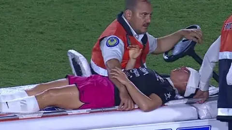 Charlyn Corral se lleva fuerte golpe en el rostro en el Liga MX Femenil vs Barcelona