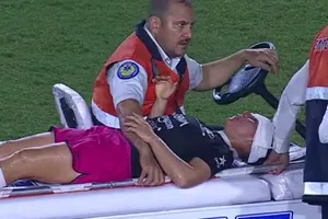 Charlyn Corral se lleva fuerte golpe en el rostro en el Liga MX Femenil vs Barcelona