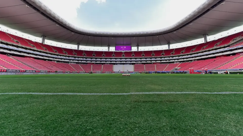 Tras lluvias en Puebla, afición de Chivas presume drenaje del Estadio Akron